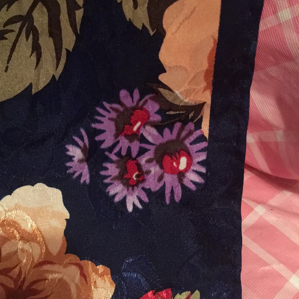 🎈SALE🎈🧣SCARF #3 “VIVID ROSES”🧣 - Picture 7 of 9
